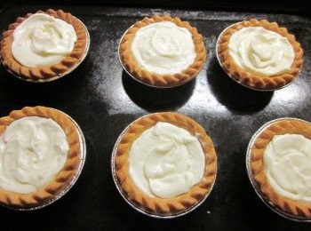 step6: 將5.填入塔皮中,放入冰箱冰一晚使其定型再拿出,以草苺裝飾即可