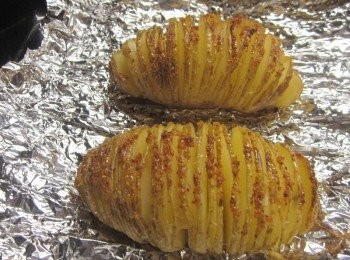 step4: 出爐的馬鈴薯灑上塩及七味辣椒粉調味就完成囉