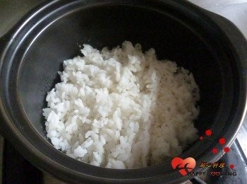 step8: 鋪上米飯,喜歡吃鍋巴用中小火燒約3~5分鐘