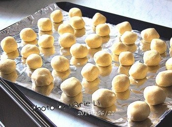 step4: 用手將麵團搓成顆顆宛如包餡湯圓般的大小
排列在鋪好錫箔紙的烤盤上
這次有點手忙腳亂，搓出來的大小不一
為了可以一盤就解決掉，排列上也顯得零亂
這次共做出了三十八顆有大有小的QQ球~