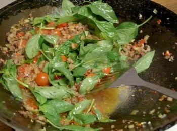 step4: 將步驟2的肉加入繼續拌炒，陸續倒入酒、醬油、糖、魚露翻炒均勻，再倒入水拌炒至湯汁略收