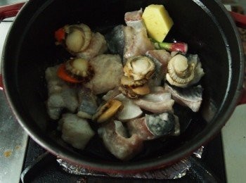 step3: -熱鍋少油下鯰魚塊略煎1分鐘至底面略為金黄, 熟帶子, 薑, 葱頭下鍋併炒
