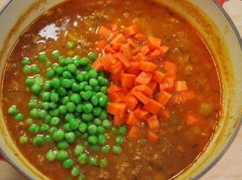 step8: 湯汁收至濃稠後，加入青豆仁及紅蘿蔔丁小火煮5分鐘，以鹽及胡椒調整味道