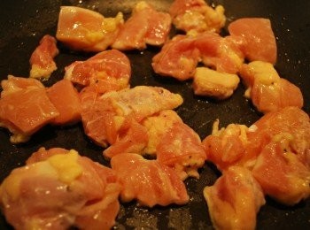 step2: 加熱橄欖油，將雞肉煎炒至金黃，取出備用