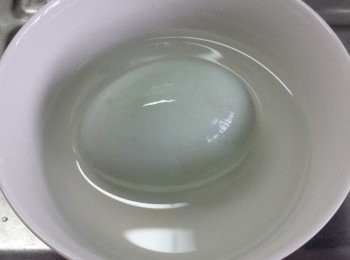 step2: 再用米酒浸洗一會，抹乾備用。