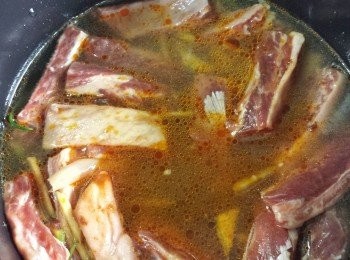 step4: 按著電飯煲，約15分鐘後攪拌一下，再關上蓋子炆煮40分鐘(其間約20分鐘攪拌一下)