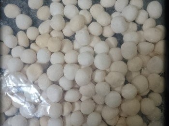 step7: 2.我用密實袋倒入適量生粉，再將丸子搖勻使丸子每粒都沾上粉，不會黏住。再放入冰格，需要時先拎黎用。