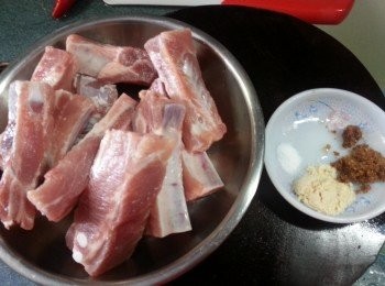 step1: 金莎骨解凍洗淨後用醃料醃30分鐘備用