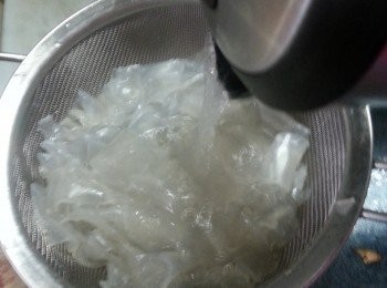 step5: 粉皮用凍滾水沖降溫防變散