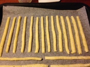 step8: 喜歡濃味的可再次灑上芝士粉和香草於麵條上