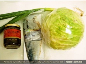 step1: 準備靖魚片、紅椒麻辣黑菇醬、高麗菜、青蔥等料理<span class="group_1">食材</span>。