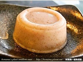 step2: 用小湯匙輕壓一下黑木耳鮮奶凍的容器邊緣，使其順利滑脫至碗盤上。