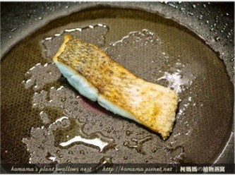 step2: 先將鱸魚排分別入鍋油煎至色澤金黃即可。