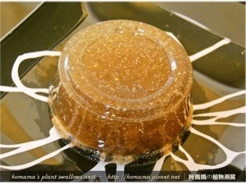 step2: 取一碗盤，將黑木耳健康凍自包裝盒中，直接倒扣在碗盤上。