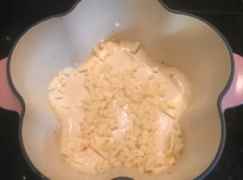 step1: 先用葡萄籽油爆香蒜頭。