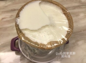 step2: 舀入優格，包上保鮮膜，放在一個比杯子大的盤子上，冰入冰箱冷藏2小時。
底下的碗是用來盛接自咖啡濾紙滴下的乳清，以免弄髒冰箱