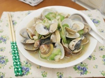 step7: 香氣十足的蛤蠣絲瓜完成&gt;////