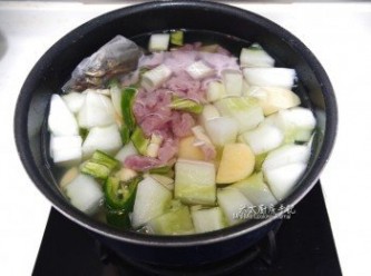 step2: 薯仔、洋蔥、老黃瓜去皮切成小塊；豬肉、青辣椒切丁；蒜頭拍碎，和公魚一同放入煲中，注水蓋過所有材料，加蓋以大火煲滾。