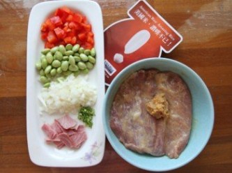 step1: 取一容器，將松阪豬肉與醃肉料放入，用手稍微按摩後放入冰箱冷藏醃約15分鐘。