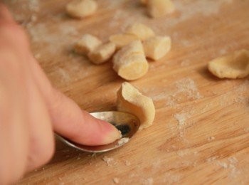 step3: 用刀將麵糰切成約1公分的寬度，再用湯匙壓出耳朵形狀