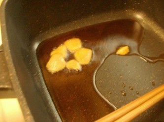 step2: 2.熱鍋後放入麻油ˊ用中小火慢慢煸香薑片ˊ至薑片呈焦香狀態