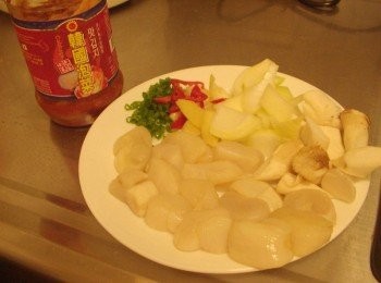 step1: 1.先準備好所需<span class="group_1">材料</span>ˊ並切成適當大小