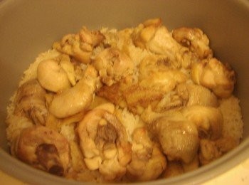 step9: 然後將完成的麻油糯米雞飯擺入ˊ蓋上鍋蓋ˊ 按下開關ˊ當電源彈起再悶個10分鐘就完成囉~