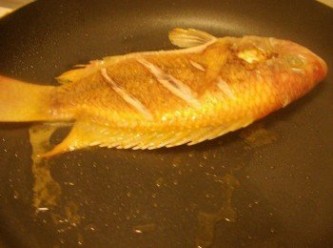 step2: 熱鍋後加入少許油，油熱後輕擺入魚，煎至兩面金黃定型