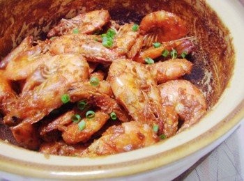 step9: 讓人忍不住一口接一口的胡椒蝦就完成囉~~ 最後那個風乾的動作很重要喔，一方面讓蝦香味更濃郁， 一方面也能將鮮味完全鎖住，在吃時手也比較不會濕黏。 香辣夠勁胡椒蝦，喜歡的，試試看吧~~