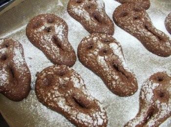 step7: 這骷髏頭巧克力餅其實是巧克力雪球改良版， 在步驟10搓揉成圓形後ˊ如果直接滾上糖粉來烤ˊ 就是可愛的巧克力雪球ˊ口感外酥內軟ˊ充滿巧克力香ˊ 有機會大家可以嘗試做做看ˊ非常有趣哦~~