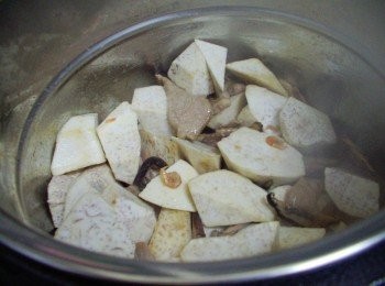 step7: 再依序加入芋頭和<span class="group_3">調味</span>