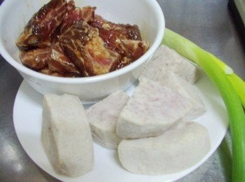 step1: 先準備好所需<span class="group_1">材料</span>ˊ豬小排洗淨擦乾水份ˊ先用<span class="group_2">醃料</span>醃漬入味ˊ (可於前一天先醃漬好放冰箱冷藏ˊ玉米粉等要入鍋前再拌入才不會影響醬汁吸收) 芋頭可於火鍋配料專賣店買現成(可以省掉再下鍋炸的麻煩)ˊ 蔥切成適當大小ˊ蔥白和蔥綠分開備用