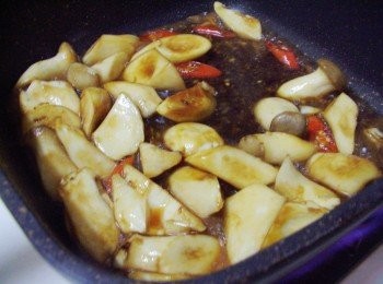 step5: 讓<span class="group_2">調味</span>和杏鮑菇一起入味收汁