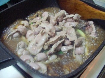 step2: <span class="group_2">紅燒滷汁</span>煮滾後ˊ加入雞珍中小火悶煮15~20