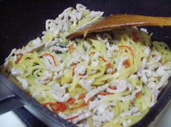 step6: 加入<span class="group_3">調味</span>ˊ嗆入米酒ˊ將所<span class="group_1">材料</span>拌炒均勻即可