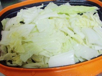 step3: .(今天使用微波來料理)ˊ將大白菜鋪放於微波鍋具中