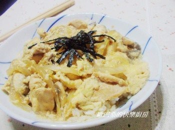 step9: 元本山海苔ˊ一直是我家常會出現的零食ˊ 也是我最放心讓小朋友吃的好食物。 用它搭配來做料理雖是小點綴ˊ卻美味大加分ˊ 小朋友超喜歡喔。 親子井ˊ也是凝聚家的美味料理ˊ 小朋友開心吃光光ˊ全家也開心~