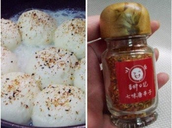 step6: 待麵粉水收乾前再灑上七味唐辛子ˊ直到麵粉水完全收乾即可