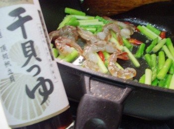 step4: 最後加入白蝦和淬釀日式和風醬油露干貝口味2大匙ˊ味霖1茶匙ˊ 大火快炒至熟透ˊ完成前再灑上少許白胡椒粉即可