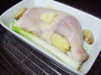 step3: 鍋裡放入足量的水煮沸ˊ擺入蒸架ˊ擺上步驟2ˊ 蓋上鍋蓋大火蒸15分鐘ˊ完成略悶2~3分鐘