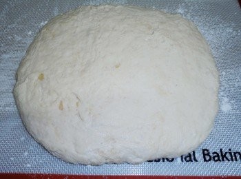 step3: 3.然後工作板灑上酌量高筋麵粉(配方份量外)，
用刮板刮下完成發酵的麵團，輕拍壓出多餘空氣