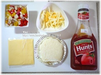 step2: 雙口味杯子蛋糕比薩材料如下： 吐司、蔬菜丁、起士一片、焗起士絲、蕃茄醬