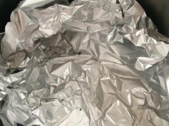 step2: 打开中火，先把豆子炒5分钟至到大量的蒸气冒上来后就熄火。接着利用锡箔纸铺盖紧密焖5分钟（同时我也盖上锅盖）。再一次重复此步骤。