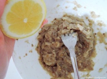 step6: 擠檸檬汁約2－3湯匙，並混入茄子醬裡。