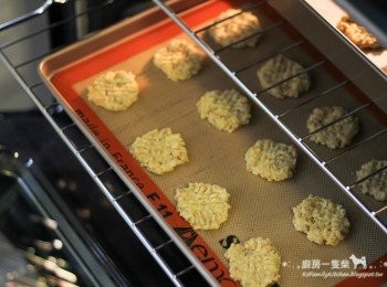 step7: 送進預熱好的烤箱中烘烤約25分鐘，表面金黃後取出。