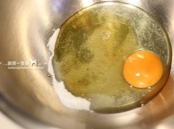 step4: 雞蛋+細砂糖+蜂蜜放入盆中，以攪拌器拌打出小泡泡。