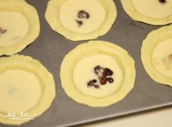 step15: 鋪上蜜紅豆，再倒入約8分滿的雞蛋布丁液，放入預熱好的烤箱下層，烘烤約10分鐘。