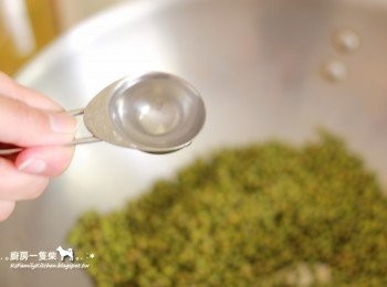 step4: 此時加入1大匙熱水，保持大火翻炒綠豆，炒乾倒入的1大匙熱水、冒煙後，再加入另1大匙熱水，同樣翻炒至水份收乾。