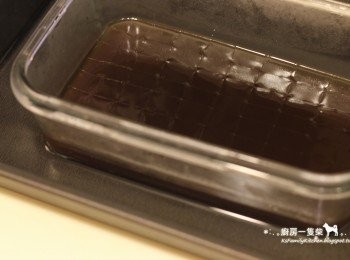 step5: 利用小刀將凝固好的<span class="group_1">咖啡凍</span>分割成合適大小，底部浸在熱水中約1~2分鐘幫助順利脫膜。