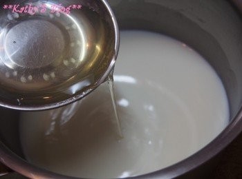step4: 將魚膠粉加入已離火的鮮奶中拌勻~